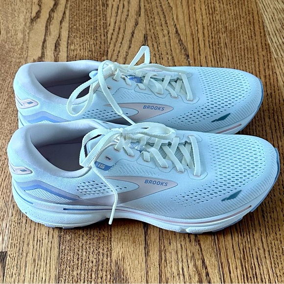 Brooks Ghost 15 women's running shoes in the Snow White, Blush, and Cosmic Sky - Picture 2 of 4
